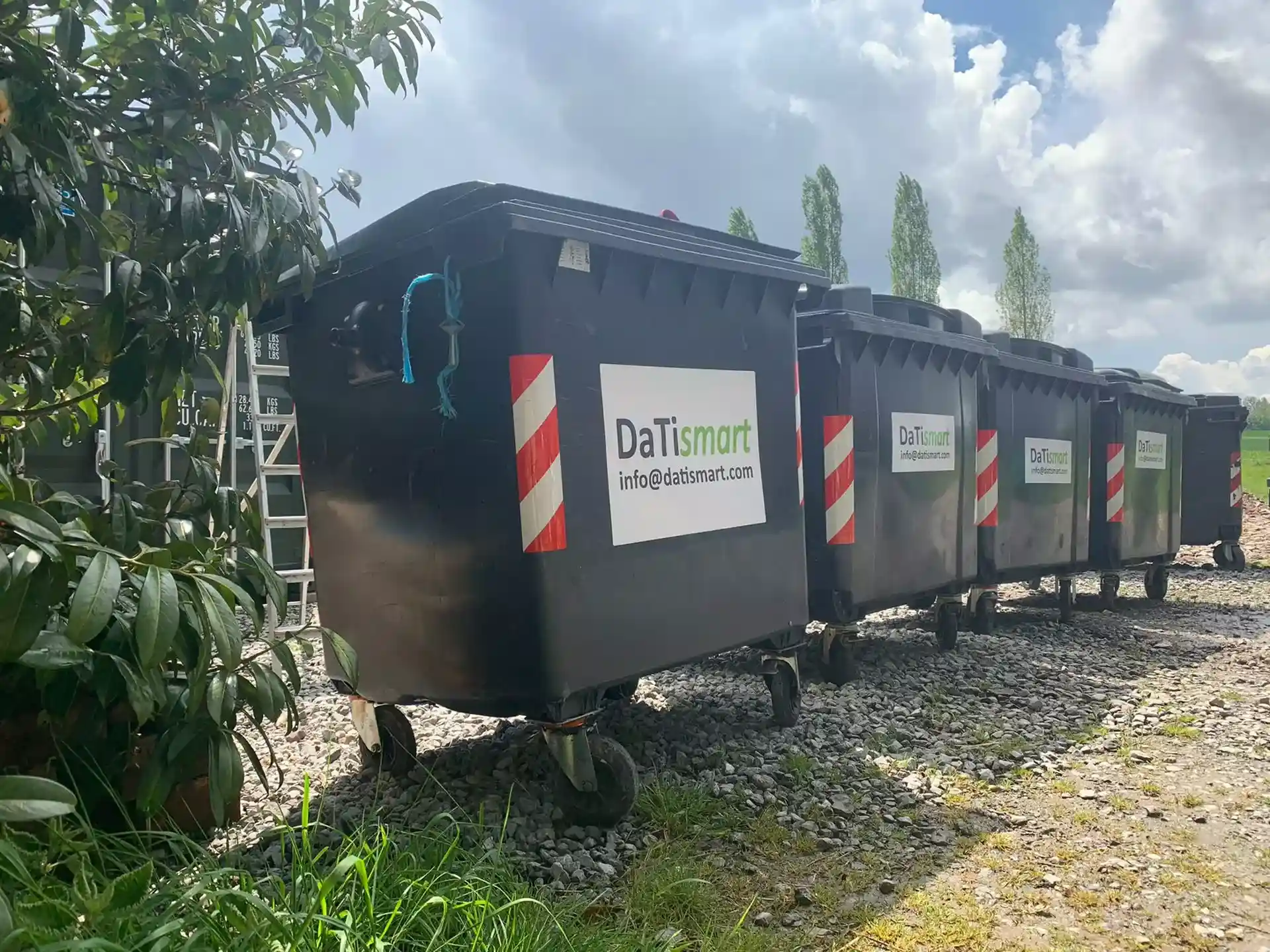 File de conteneurs poubelles à roulettes de 1100 litres Datismart