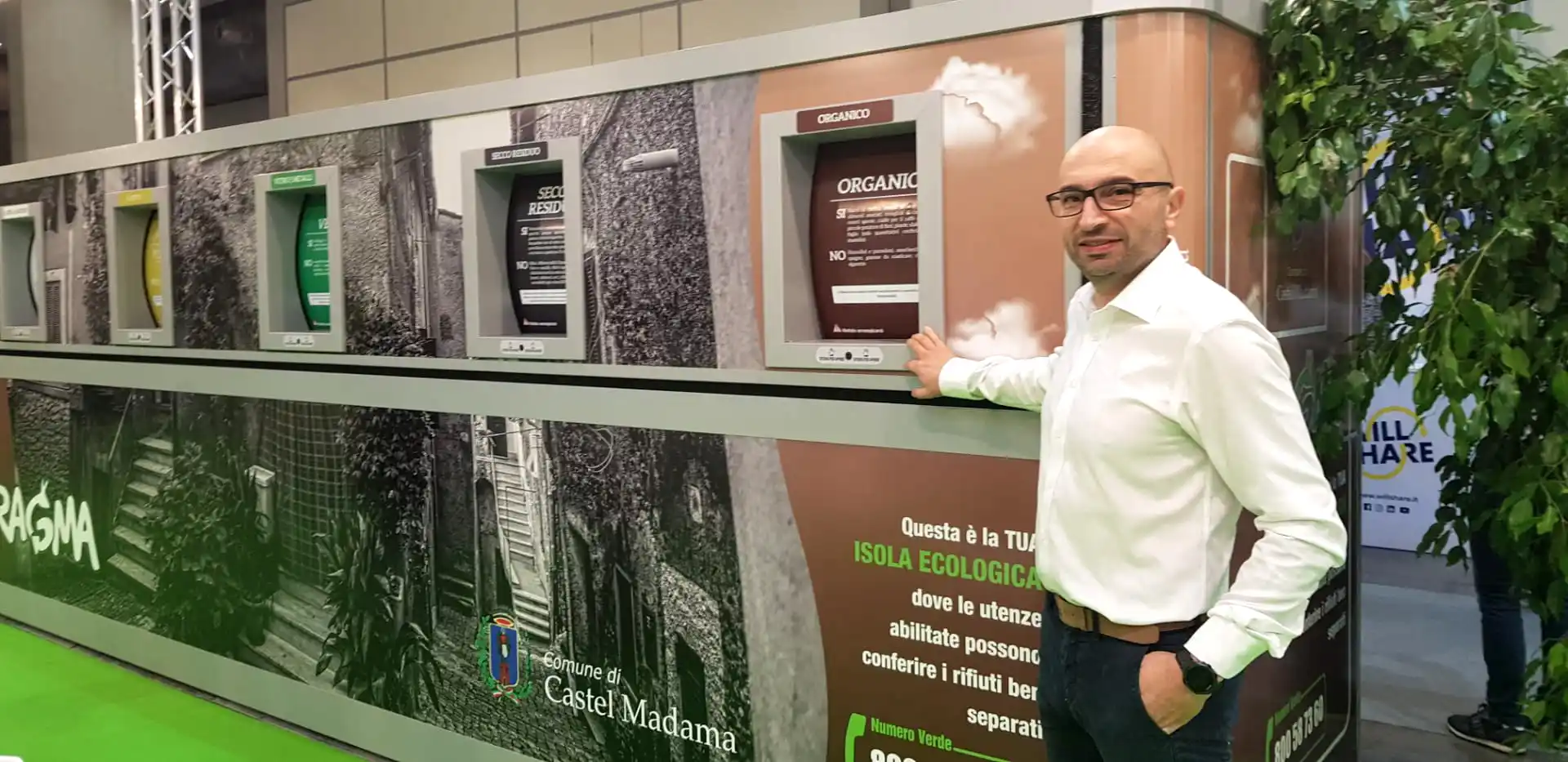 David Di Santo devant un Iseco au salon EcoMondo